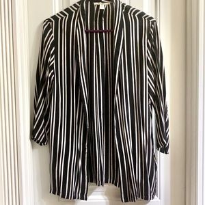 Medium jacket with quarter length sleeves